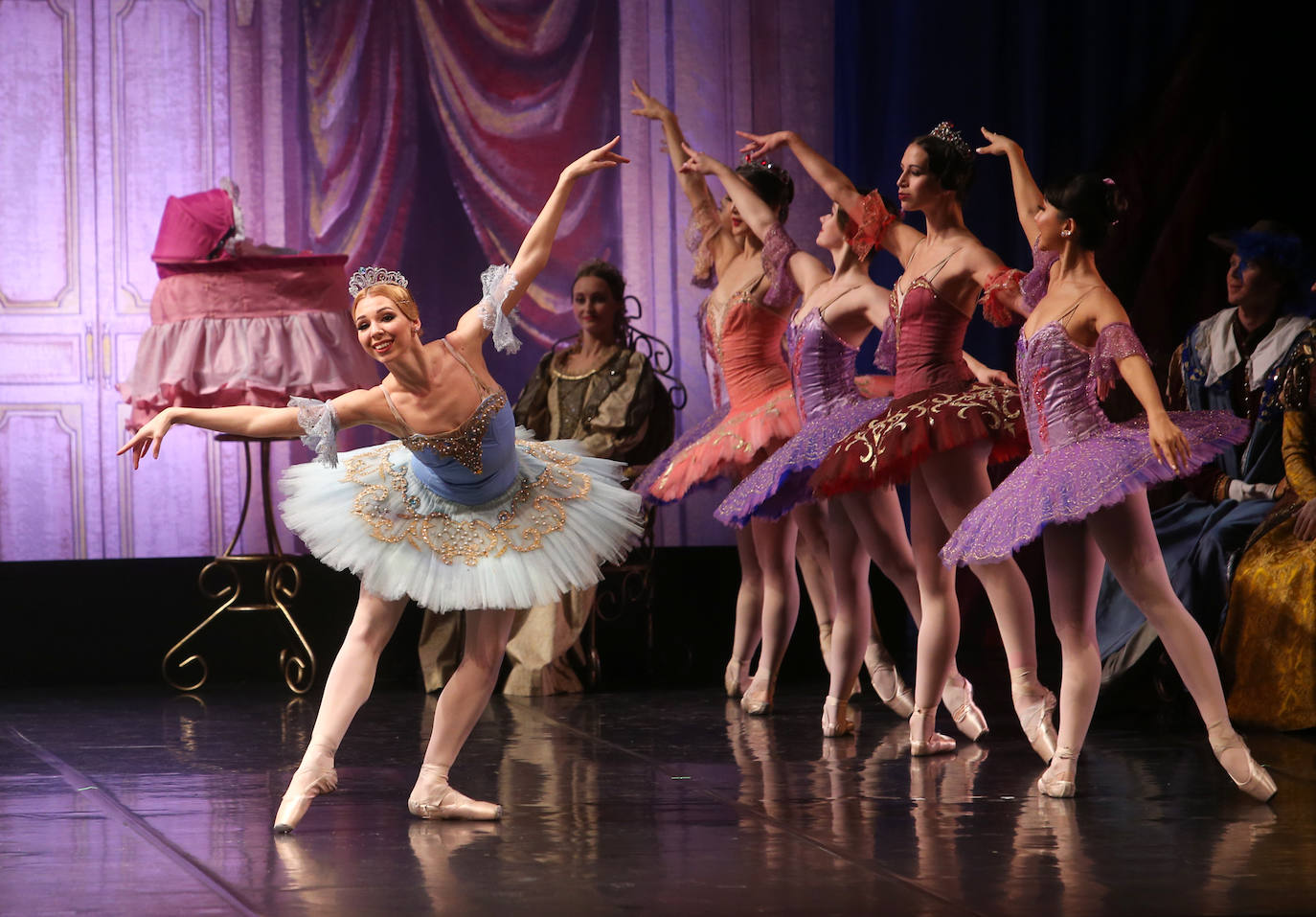 La compañía ofreció un espectáculo de cuento sobre las tablas del coliseo ovetense. 