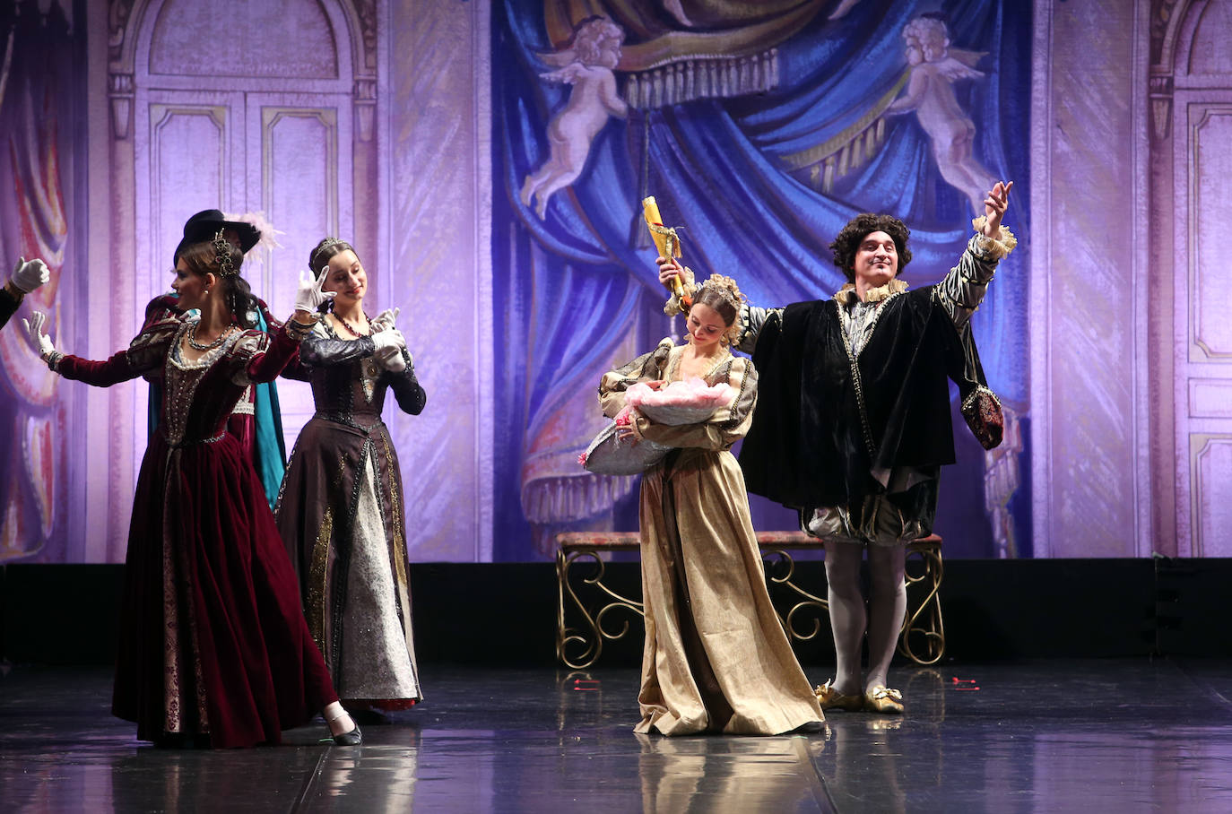 La compañía ofreció un espectáculo de cuento sobre las tablas del coliseo ovetense. 