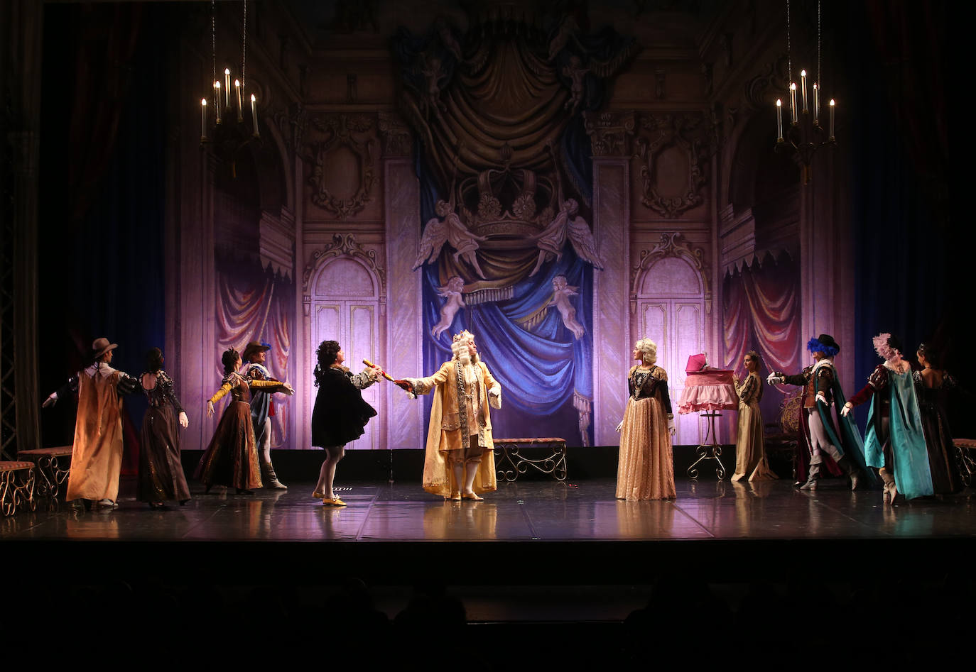 La compañía ofreció un espectáculo de cuento sobre las tablas del coliseo ovetense. 