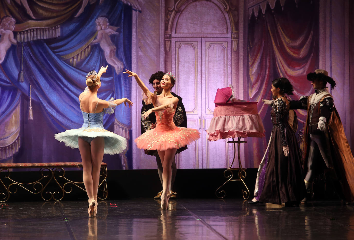 La compañía ofreció un espectáculo de cuento sobre las tablas del coliseo ovetense. 