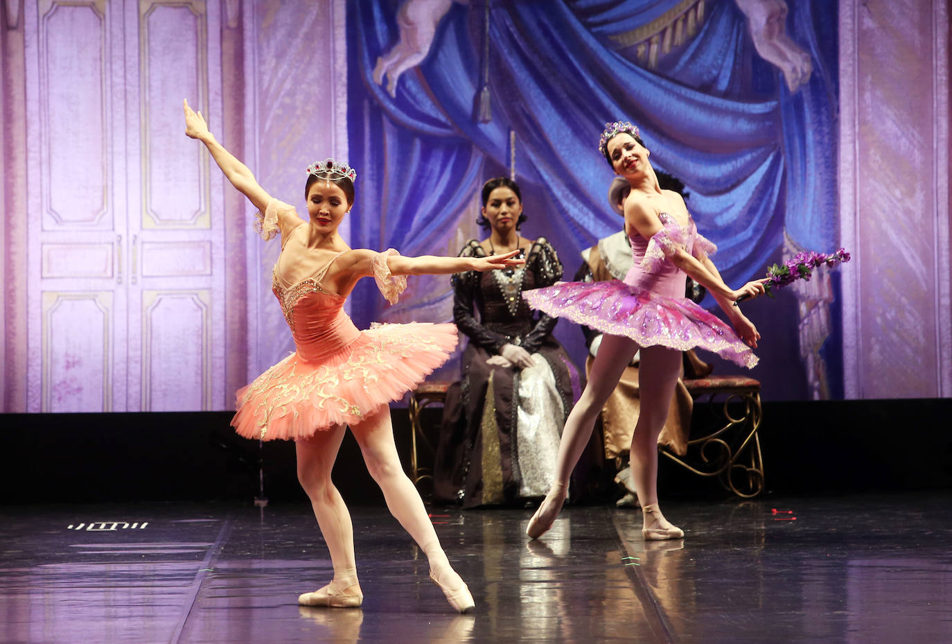 La compañía ofreció un espectáculo de cuento sobre las tablas del coliseo ovetense. 