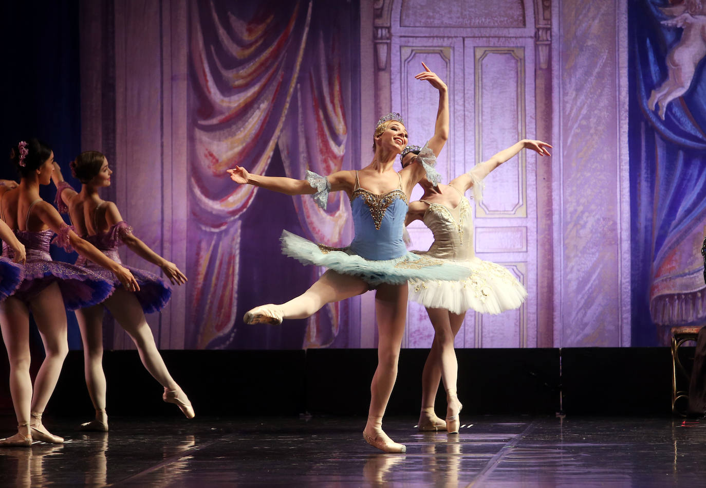 La compañía ofreció un espectáculo de cuento sobre las tablas del coliseo ovetense. 