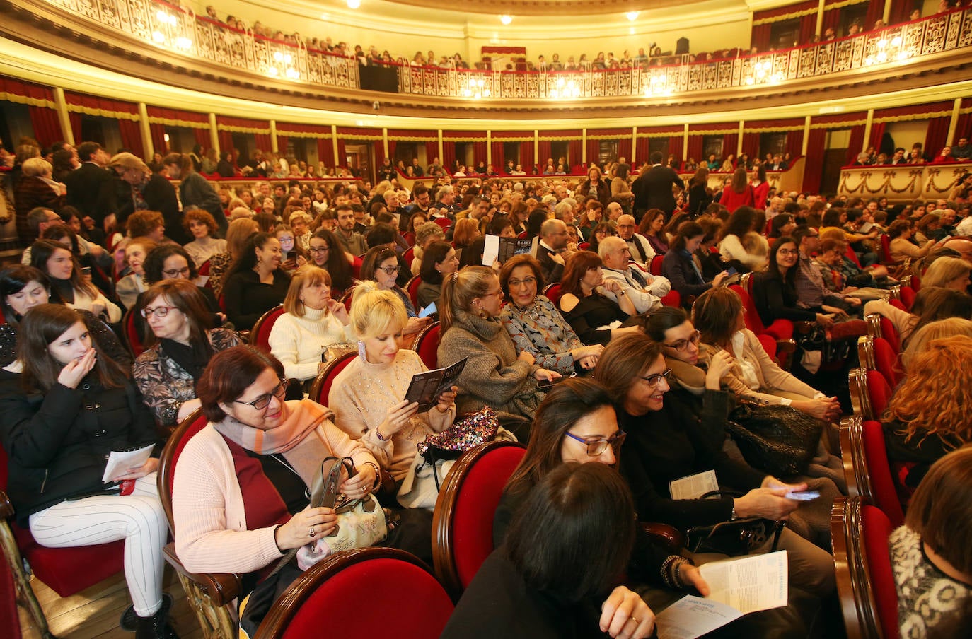 La compañía ofreció un espectáculo de cuento sobre las tablas del coliseo ovetense. 