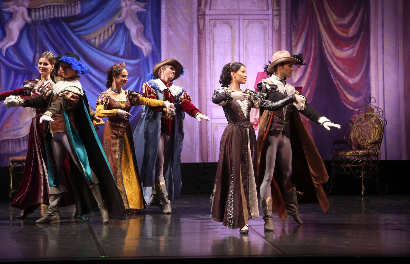 La compañía ofreció un espectáculo de cuento sobre las tablas del coliseo ovetense. 