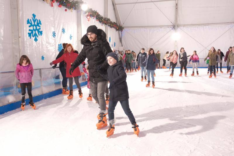 Cientos de personas disfrutan a diario de la pista de hielo de Gijón situada en la parcela del solarón. 