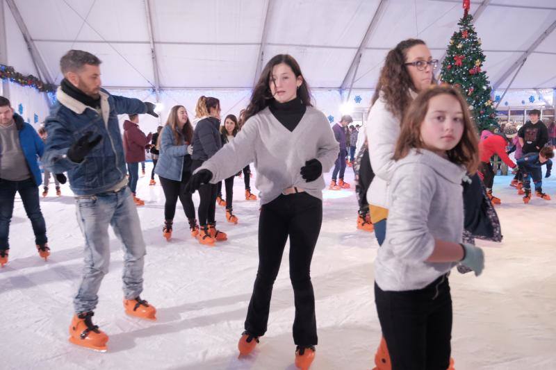 Cientos de personas disfrutan a diario de la pista de hielo de Gijón situada en la parcela del solarón. 