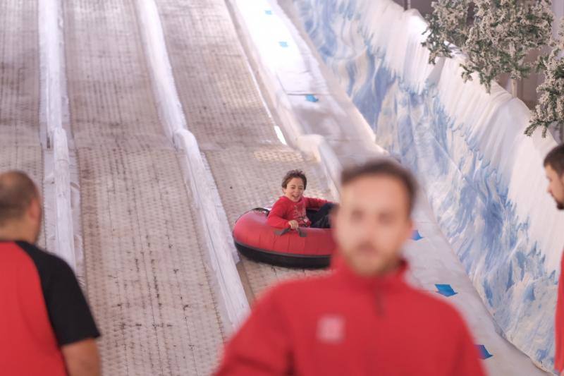 Cientos de personas disfrutan a diario de la pista de hielo de Gijón situada en la parcela del solarón. 
