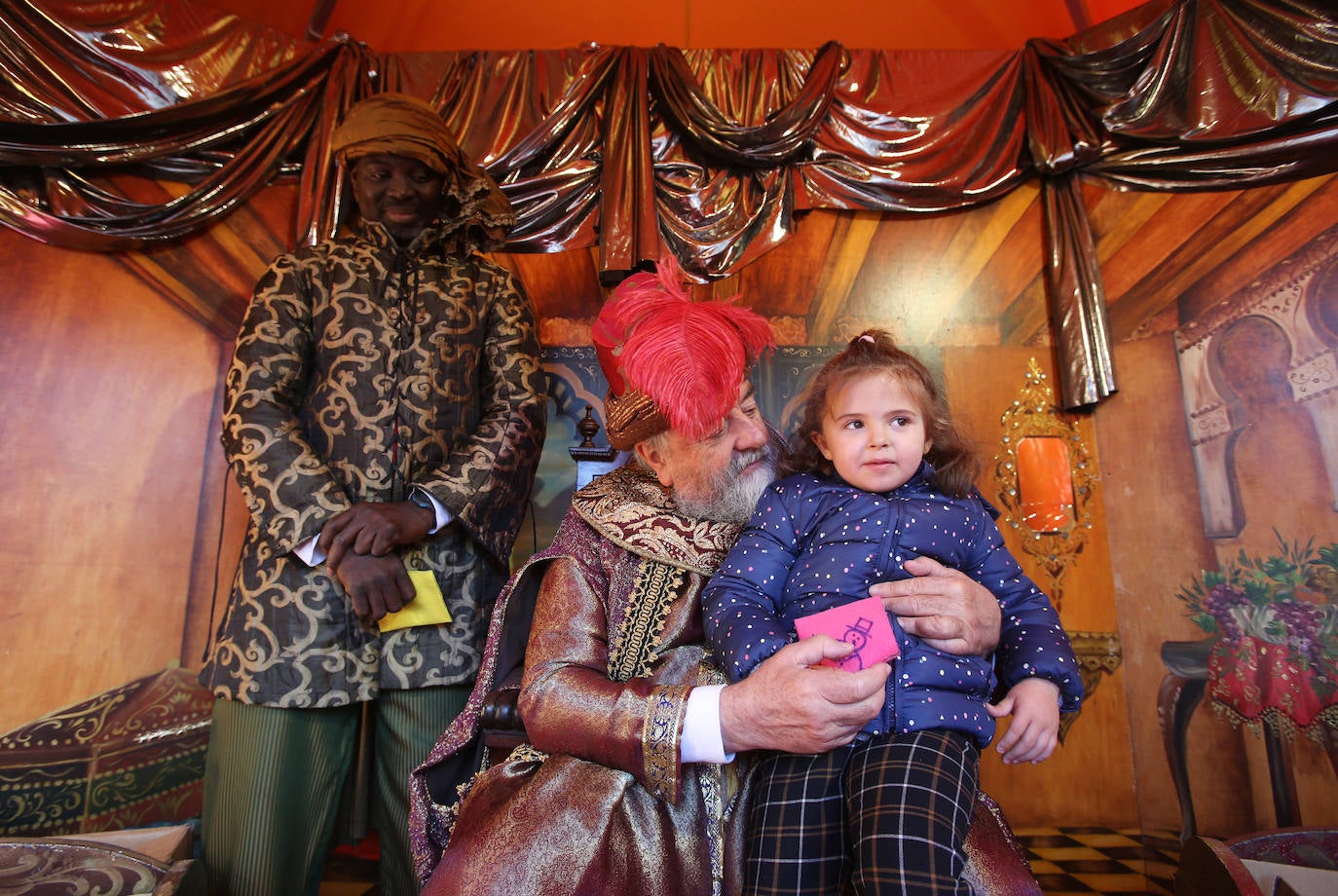 El enviado real ha recogido los deseos de los niños de la ciudad para estas Navidades. 