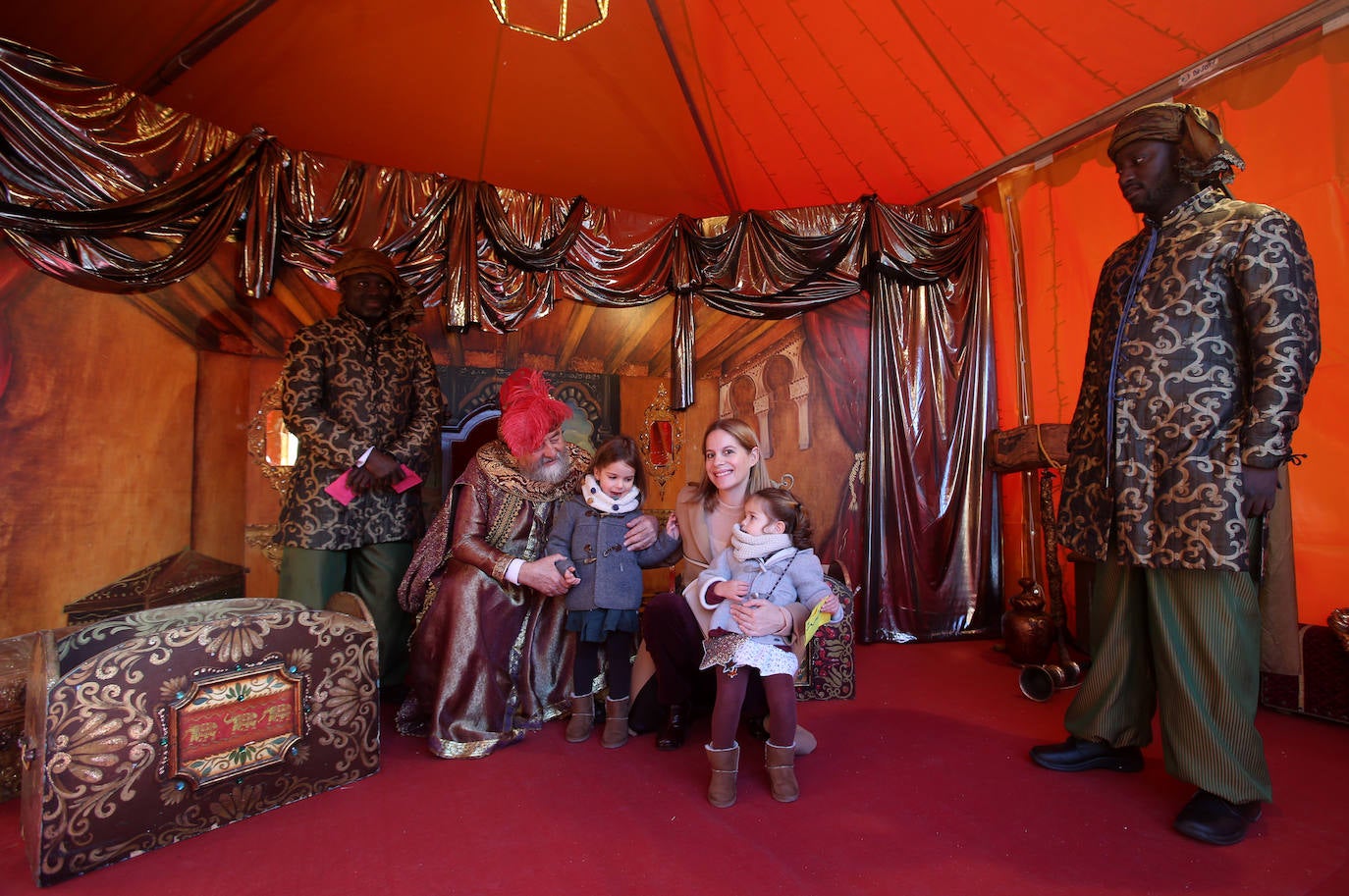 El enviado real ha recogido los deseos de los niños de la ciudad para estas Navidades. 