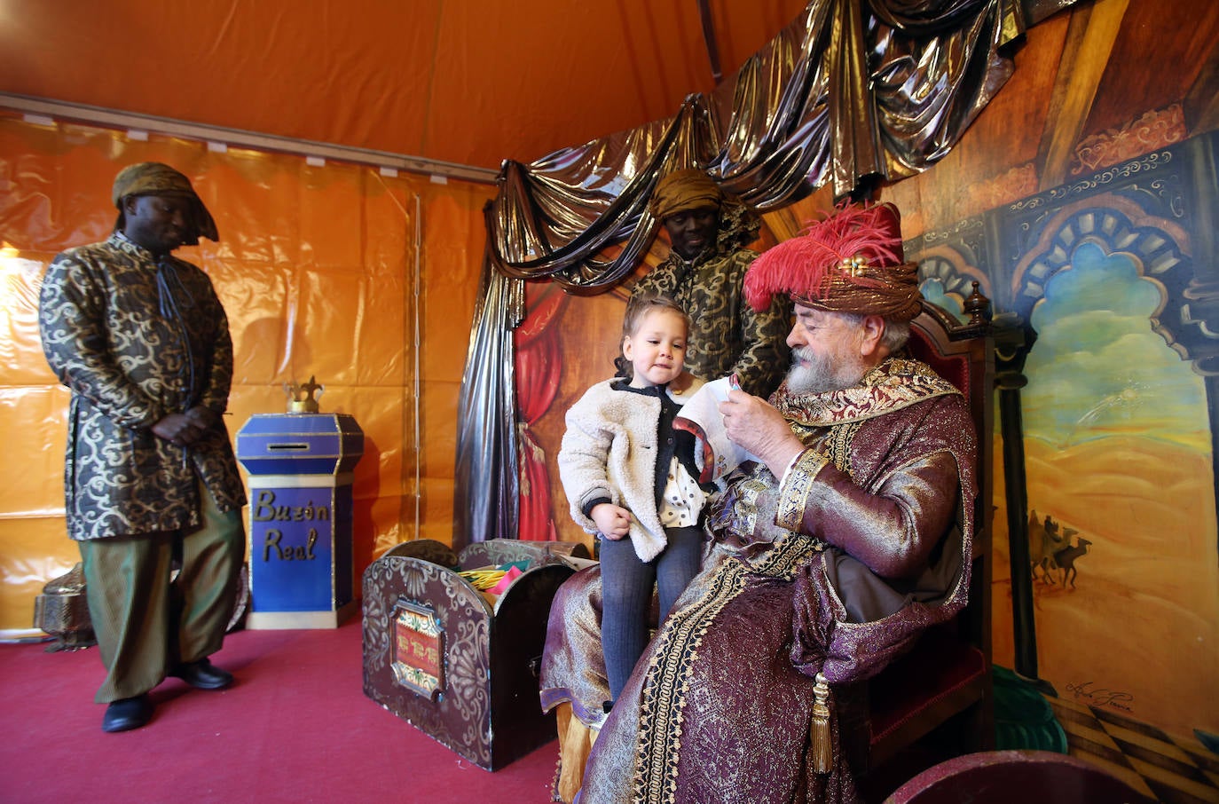 El enviado real ha recogido los deseos de los niños de la ciudad para estas Navidades. 