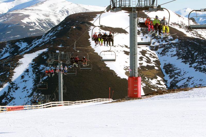 Los usuarios de la estación han participado en un acto para reclamar un futuro para las instalaciones lenenses. 