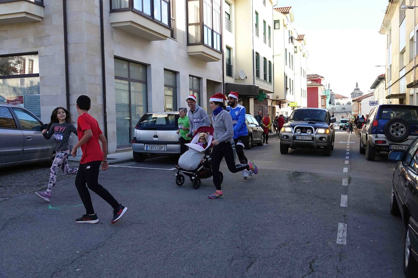 La localidad del Oriente asturiano ha celebrado este domingo la San Silvestre en sus diferentes categorías. 