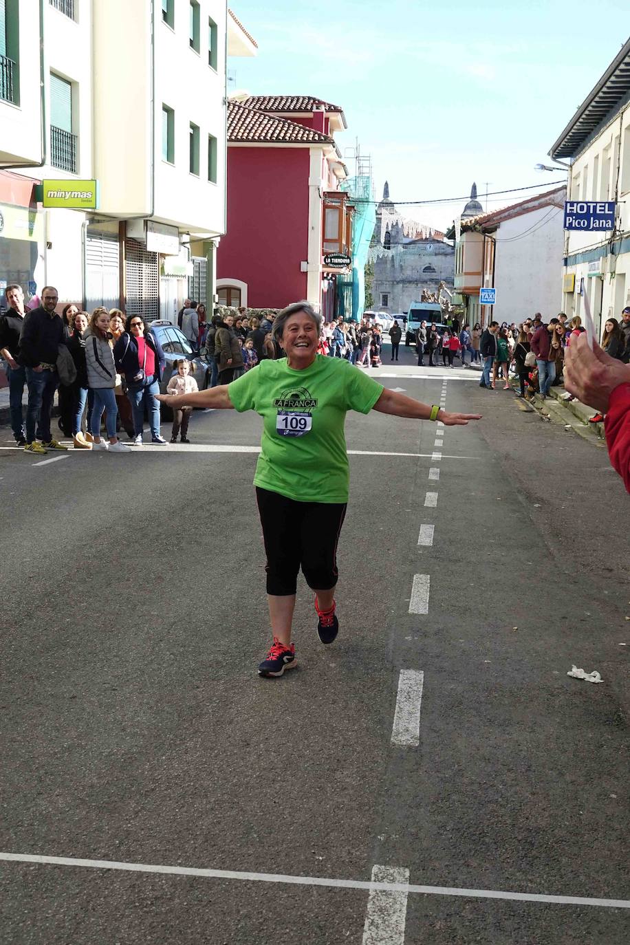 La localidad del Oriente asturiano ha celebrado este domingo la San Silvestre en sus diferentes categorías. 