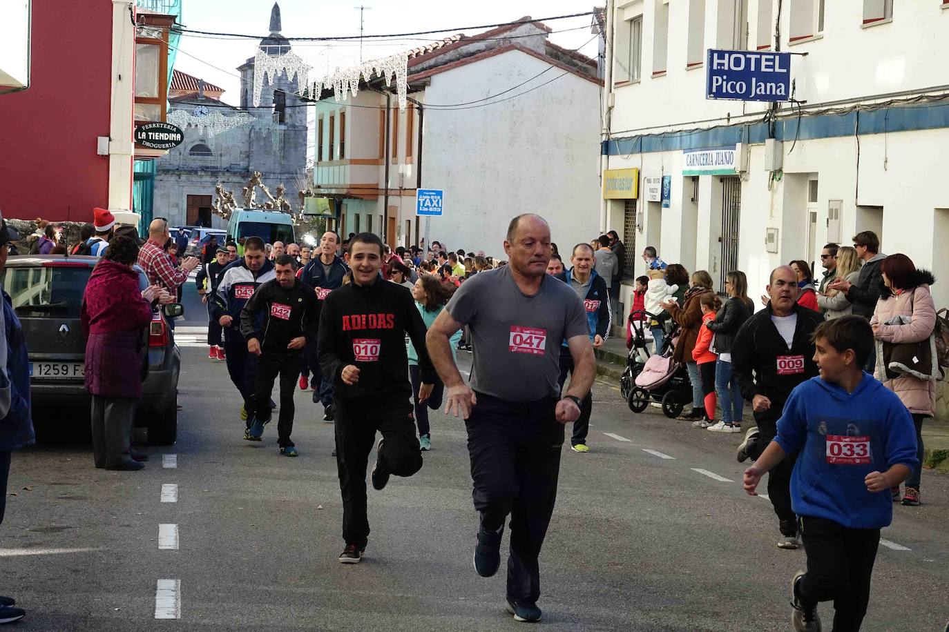 La localidad del Oriente asturiano ha celebrado este domingo la San Silvestre en sus diferentes categorías. 