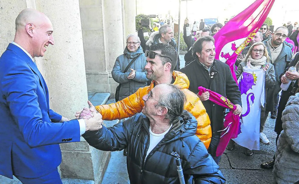 El alcalde de León, José Antonio Diez, saluda a las personas concentradas tras aprobar el viernes la moción para la autonomía leonesa. :: c.s.c.-ical