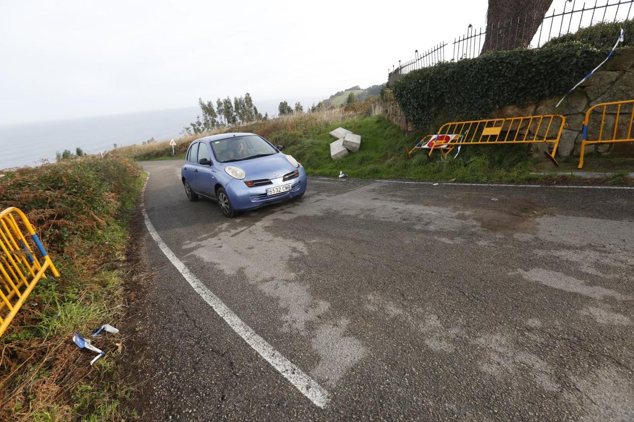 Un coche circula por la carretera de acceso a playa España tras las últimas obras. 