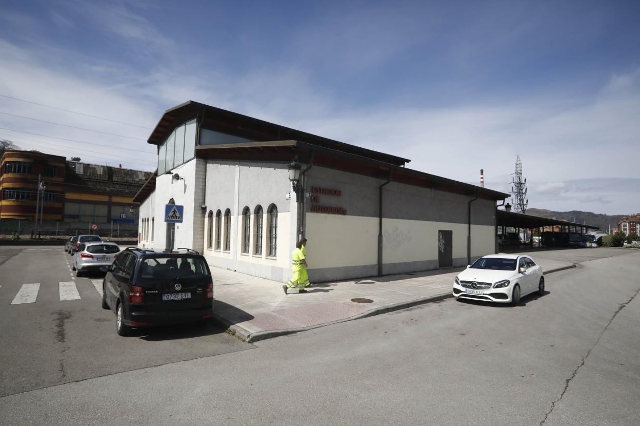 Edificio de la estación de autobuses de La Felguera. 