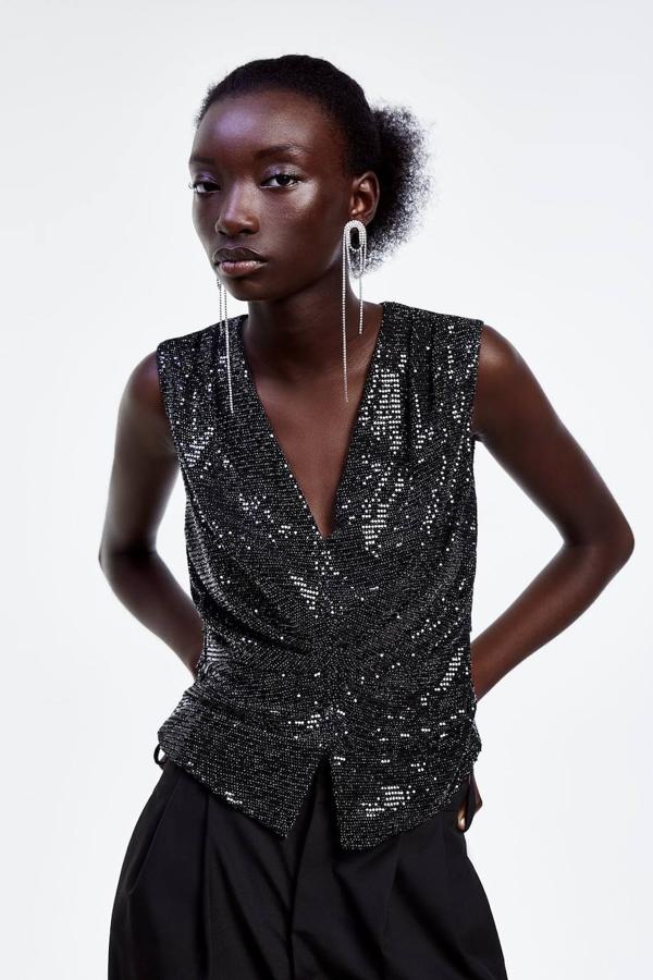 Cuerpo con detalle de pliegues, escote en pico y con brillos de Zara (29,95 euros).