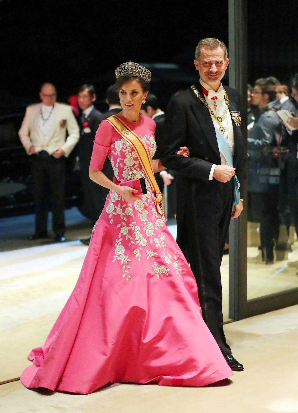 Su viaje a Japón ha sido el que más ha dado que hablar este 2019 y la culpa de ello la han tenido sus espectaculares estilismos. Uno de ellos, este en color rosa de Carolina Herrera que lució para la cena de gala en honor al nuevo emperador de Japón.