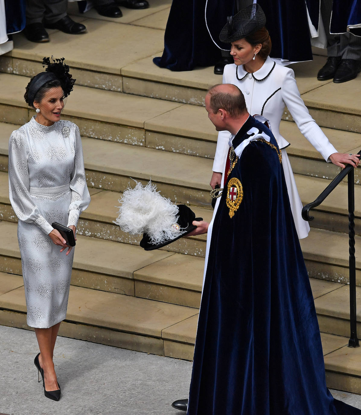 Este look sin duda, ha sido uno de los más comentados del año. Un look vintage de la firma Cherubina, que la reina lució en la imposición al rey de la Real Orden de la Jarretera en Londres.