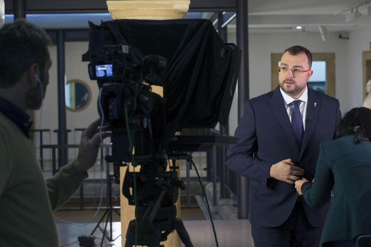 Barbón se prepara para grabar el mensaje de fin de año. 