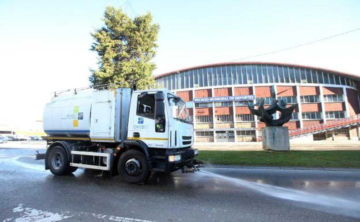 El camión-cuba del Ayuntamiento de Oviedo, durante los baldeos realizados para reducir la dispersión de micropartículas en el ambiente.