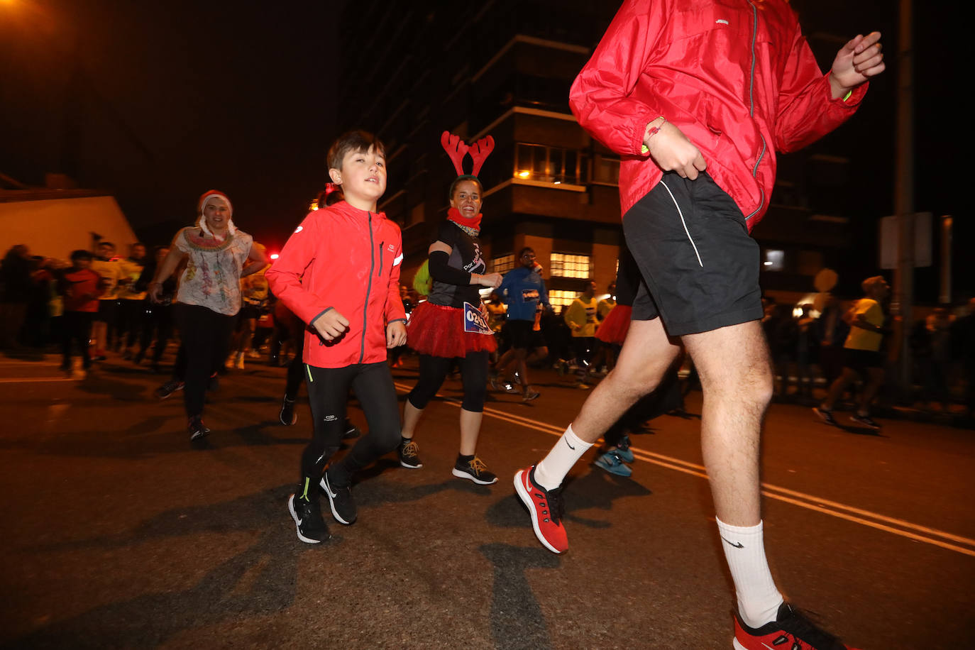 Manu Guerreiro y Herrero se han impuesto en la San Silvestre de Avilés, que este año ha reunido a cerca de 2.800 corredores.