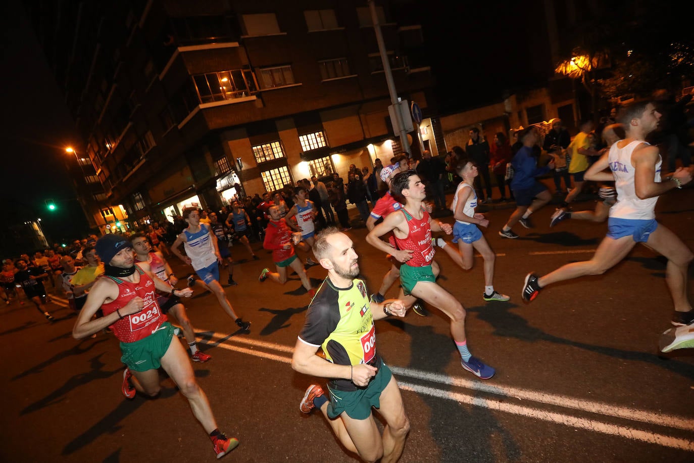 Manu Guerreiro y Herrero se han impuesto en la San Silvestre de Avilés, que este año ha reunido a cerca de 2.800 corredores.