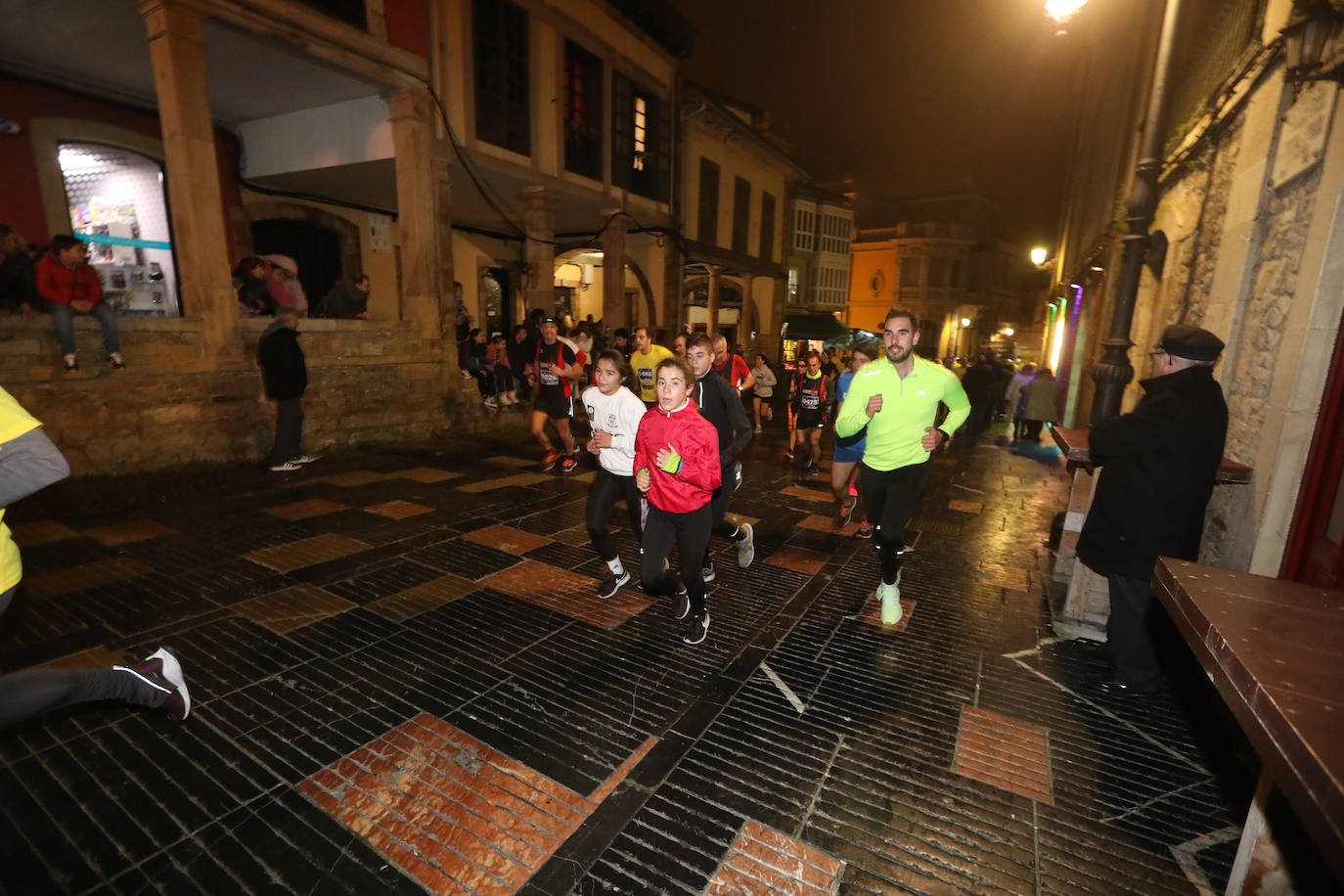 Manu Guerreiro y Herrero se han impuesto en la San Silvestre de Avilés, que este año ha reunido a cerca de 2.800 corredores.