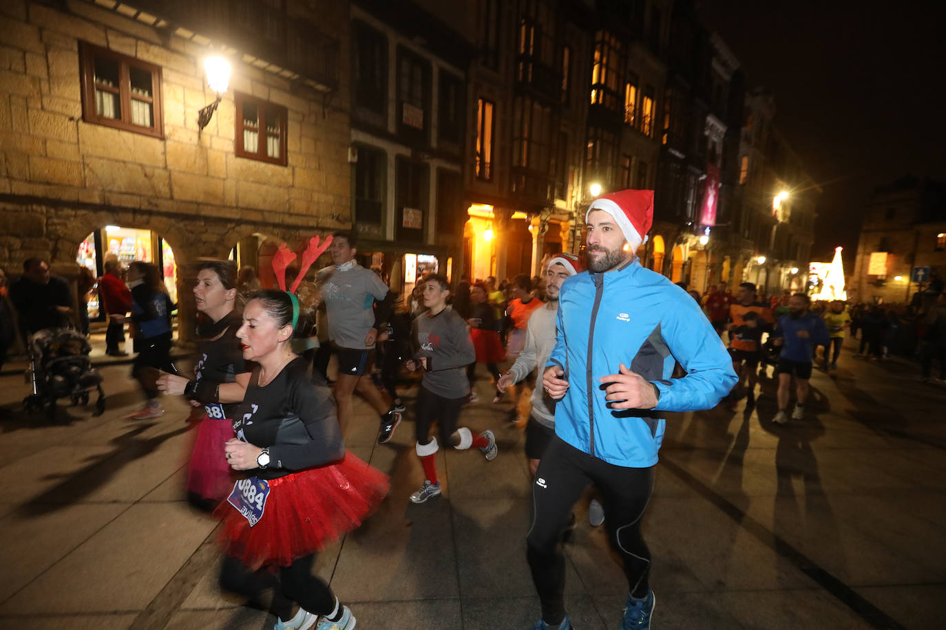 Manu Guerreiro y Herrero se han impuesto en la San Silvestre de Avilés, que este año ha reunido a cerca de 2.800 corredores.