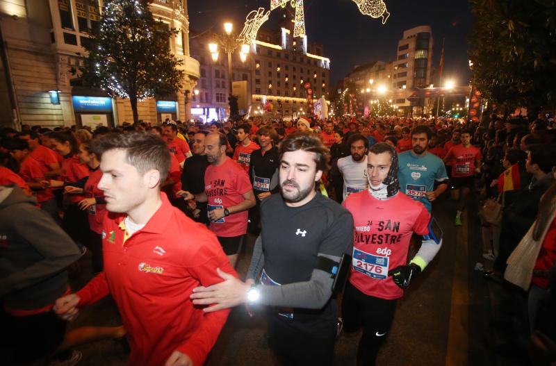 Más de 6.300 corredores han participado en la San Silvestre de Oviedo, en la que se han impuesto Alejandro Onís y Paula González.