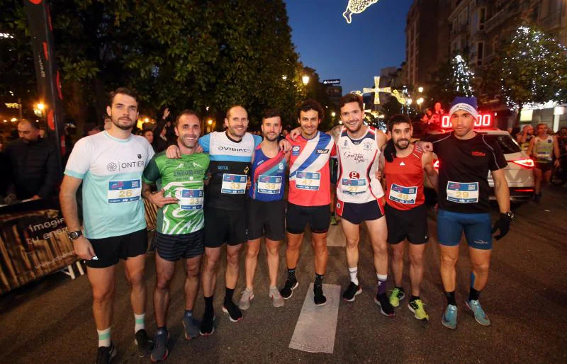 Más de 6.300 corredores han participado en la San Silvestre de Oviedo, en la que se han impuesto Alejandro Onís y Paula González.