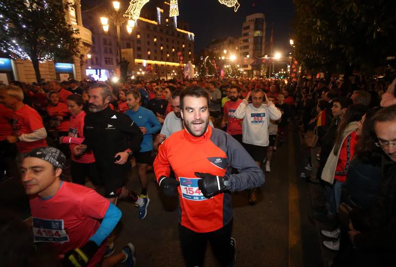 Más de 6.300 corredores han participado en la San Silvestre de Oviedo, en la que se han impuesto Alejandro Onís y Paula González.