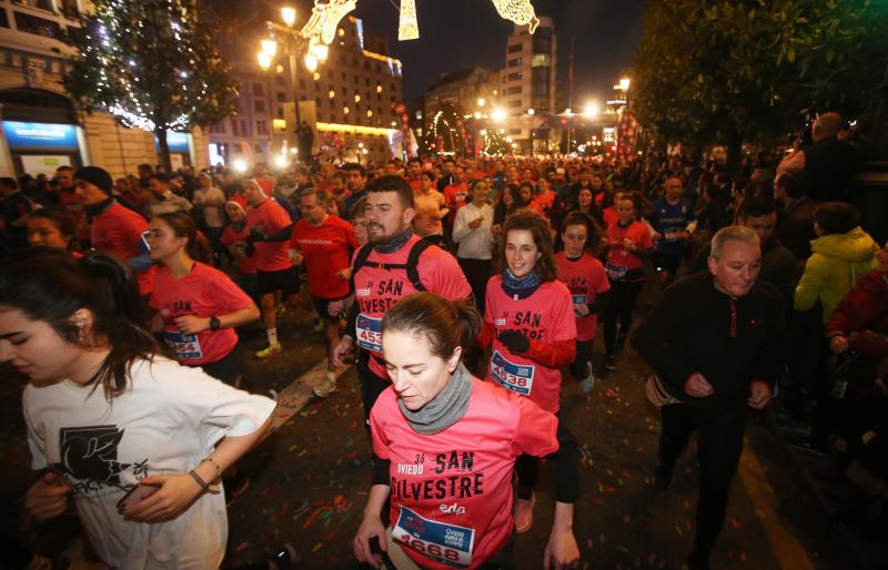 Más de 6.300 corredores han participado en la San Silvestre de Oviedo, en la que se han impuesto Alejandro Onís y Paula González.