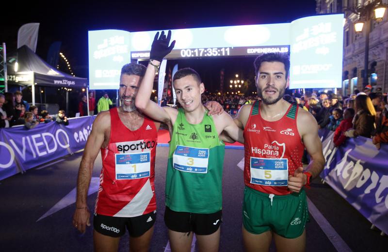 Más de 6.300 corredores han participado en la San Silvestre de Oviedo, en la que se han impuesto Alejandro Onís y Paula González.