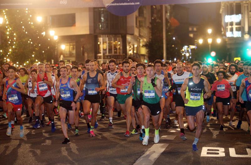 Más de 6.300 corredores han participado en la San Silvestre de Oviedo, en la que se han impuesto Alejandro Onís y Paula González.