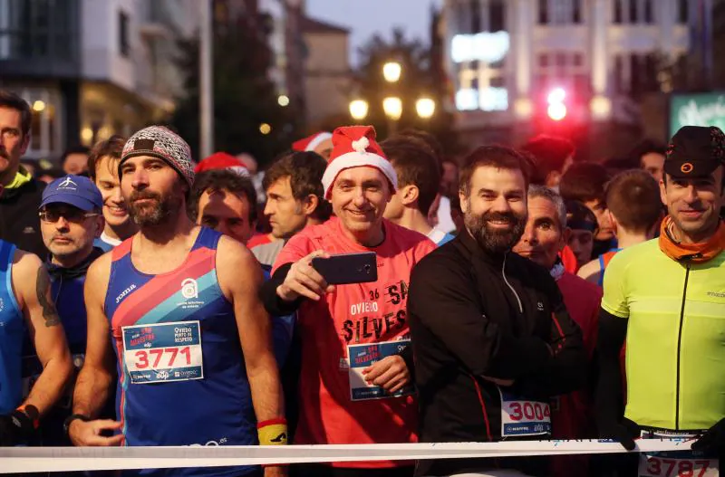 Más de 6.300 corredores han participado en la San Silvestre de Oviedo, en la que se han impuesto Alejandro Onís y Paula González.