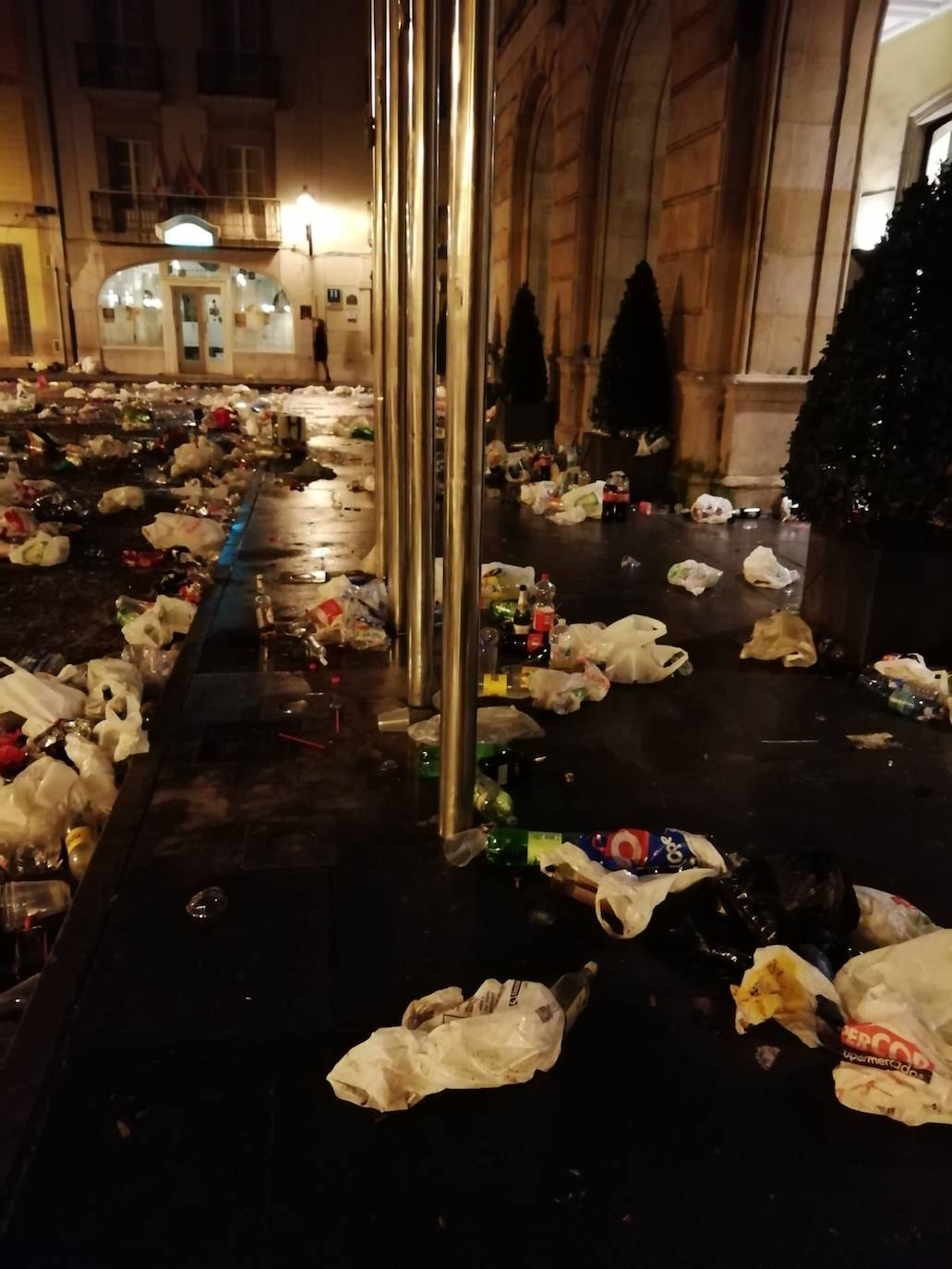 El dispositivo de Emulsa se centró en limpiar los restos de las celebraciones en la plaza Mayor