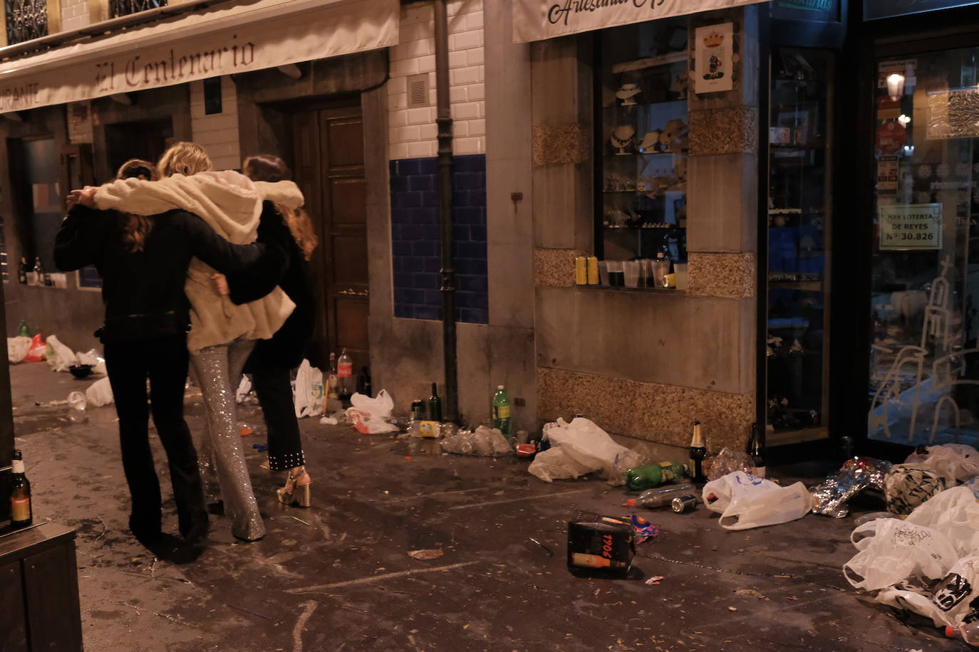 El dispositivo de Emulsa se centró en limpiar los restos de las celebraciones en la plaza Mayor