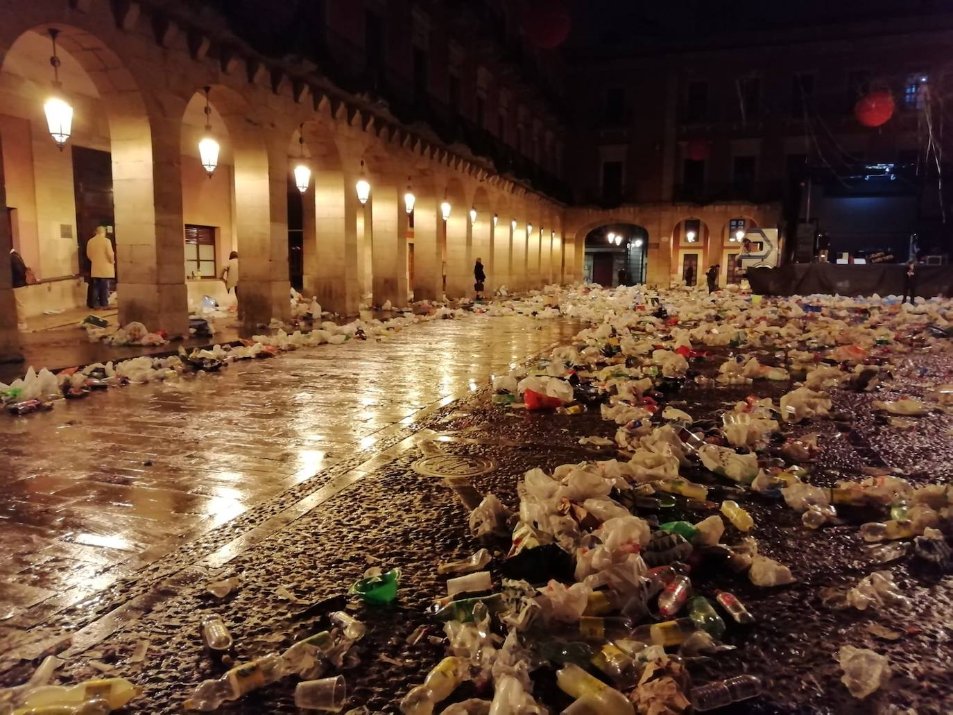 El dispositivo de Emulsa se centró en limpiar los restos de las celebraciones en la plaza Mayor