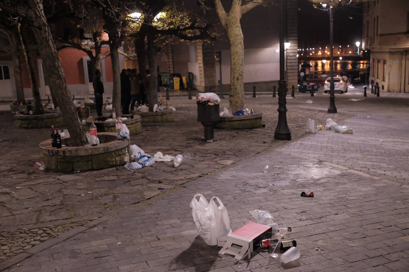 El dispositivo de Emulsa se centró en limpiar los restos de las celebraciones en la plaza Mayor