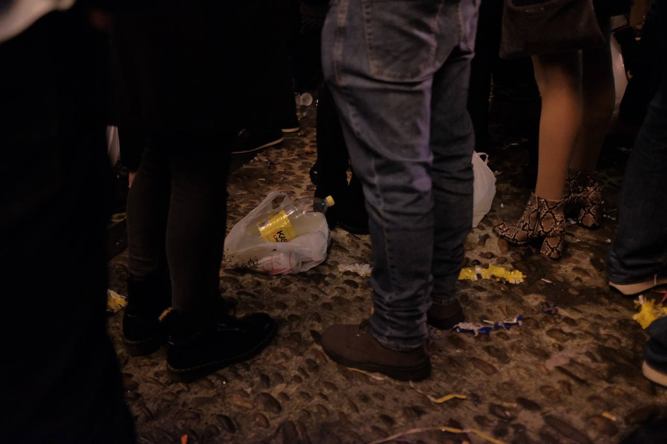 El dispositivo de Emulsa se centró en limpiar los restos de las celebraciones en la plaza Mayor