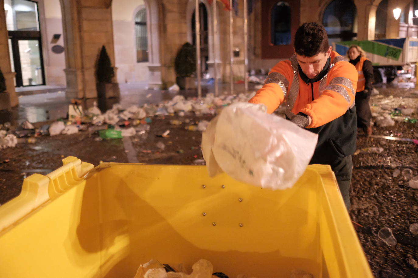 El dispositivo de Emulsa se centró en limpiar los restos de las celebraciones en la plaza Mayor