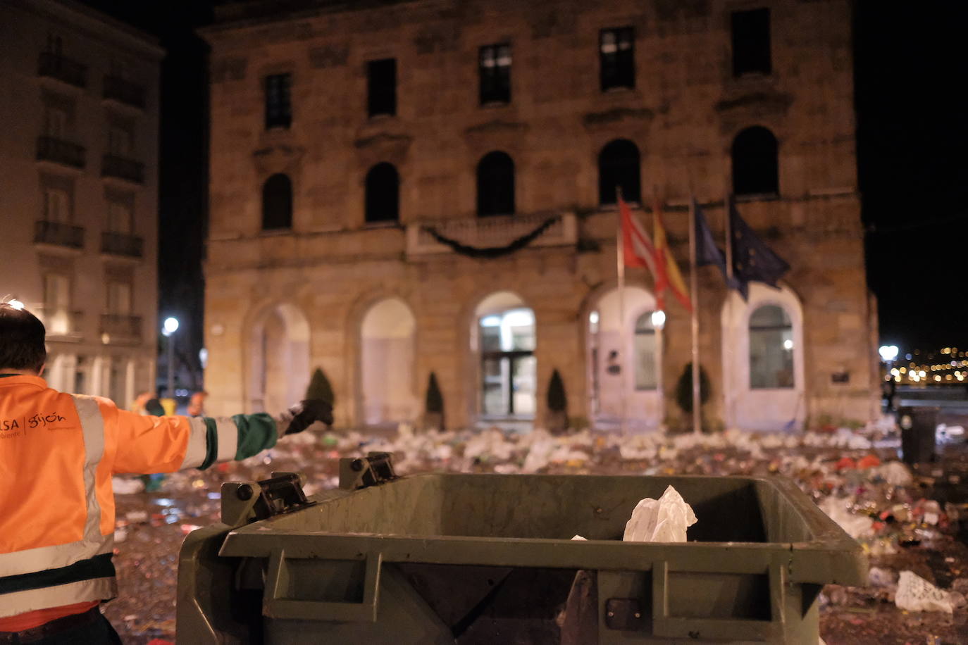 El dispositivo de Emulsa se centró en limpiar los restos de las celebraciones en la plaza Mayor