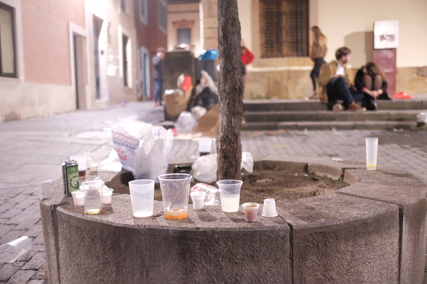 El dispositivo de Emulsa se centró en limpiar los restos de las celebraciones en la plaza Mayor