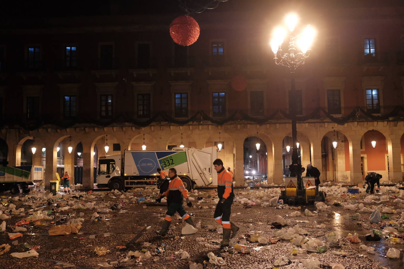 El dispositivo de Emulsa se centró en limpiar los restos de las celebraciones en la plaza Mayor