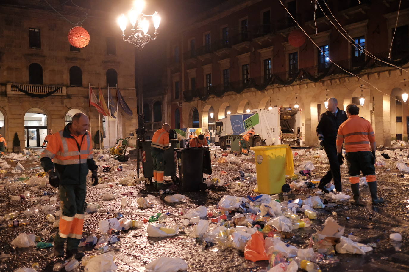 El dispositivo de Emulsa se centró en limpiar los restos de las celebraciones en la plaza Mayor