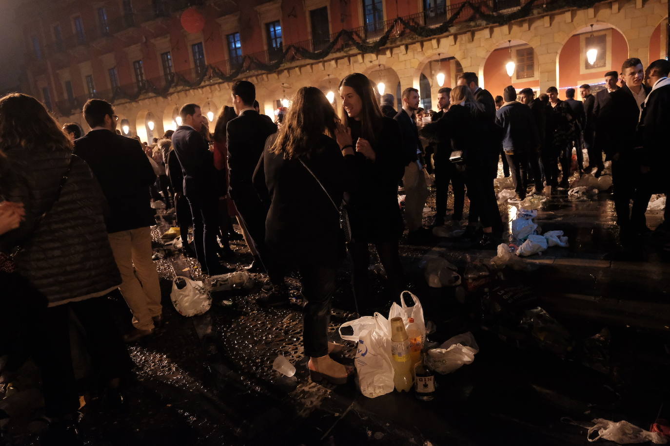 El dispositivo de Emulsa se centró en limpiar los restos de las celebraciones en la plaza Mayor