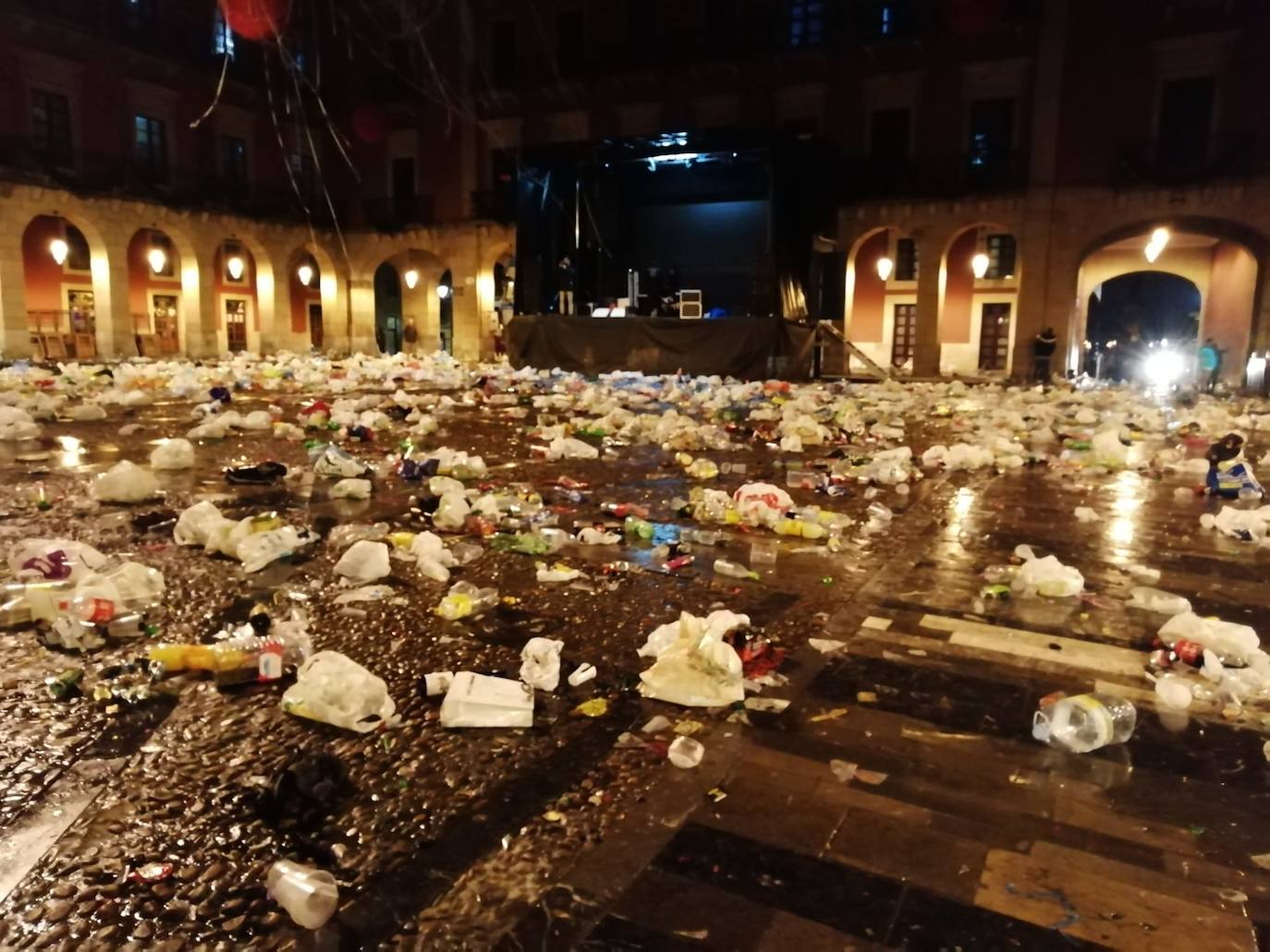 El dispositivo de Emulsa se centró en limpiar los restos de las celebraciones en la plaza Mayor