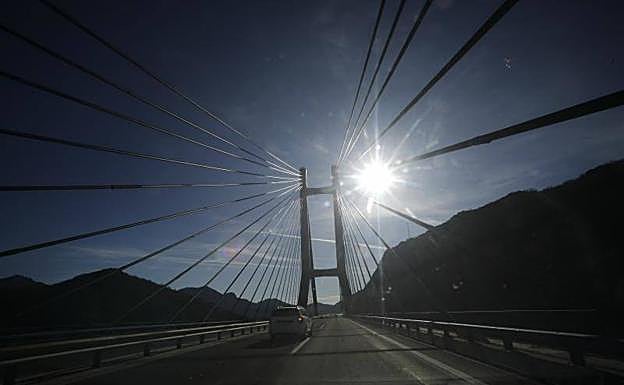 Imagen principal - La subida del peaje del Huerna, de las más altas del país por una previsión errónea de Fomento